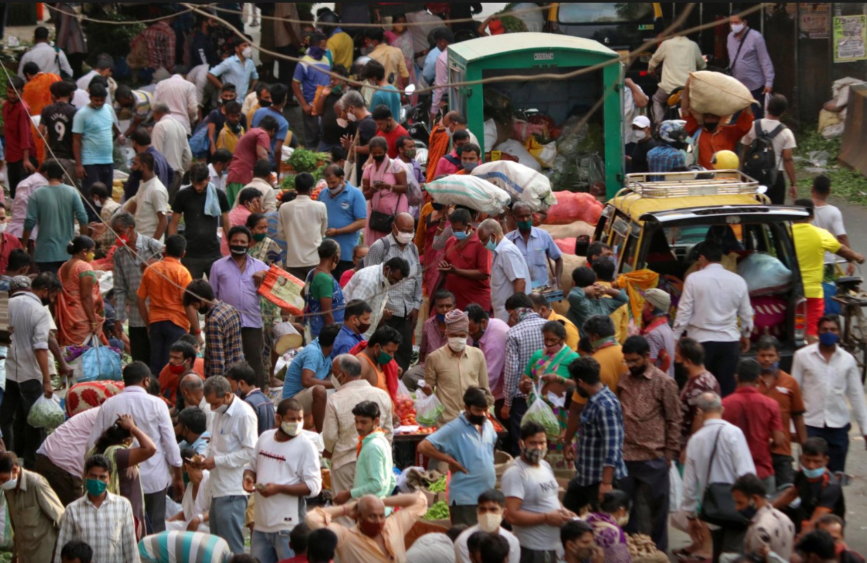 Mensen winkelen op een drukke markt te midden van de verspreiding van de coronavirusziekte (COVID-19) in Mumbai, India, 5 april 2021. REUTERS / Niharika Kulkarni